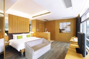 In-room safe, desk, blackout drapes, soundproofing - Hotel Ease Causeway Bay (Hong Kong)
