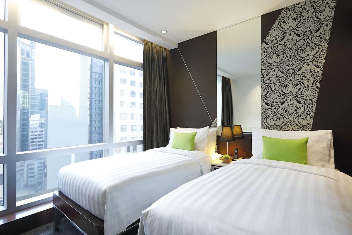 Standard Room, Non Smoking, City View | Peti besi dalam bilik, meja, langsir/tirai gelap terus, kalis bunyi