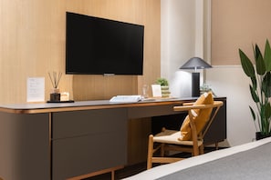 Habitación Premier, 1 cama King size | Caja de seguridad en la habitación y escritorio