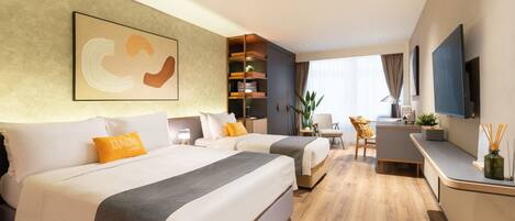 Tremannsrom – familie, flere senger | Safe på rommet, skrivebord og skrivebord for bærbar PC