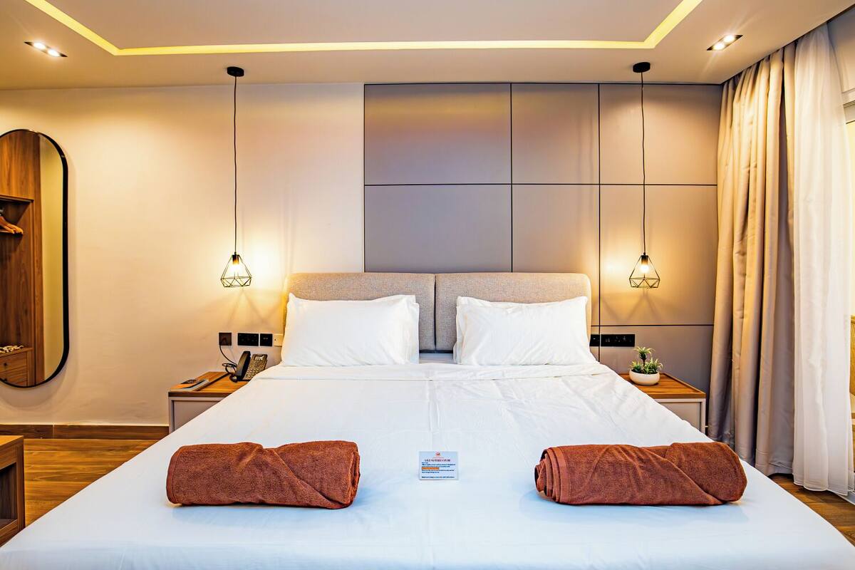 Rom – deluxe | Memory foam-senger, safe på rommet, skrivebord og wi-fi (inkludert)
