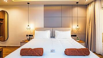 Deluxe-Zimmer | Betten mit Memory-Foam-Matratzen, Zimmersafe, Schreibtisch