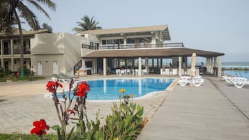 Utendørsbasseng og solsenger