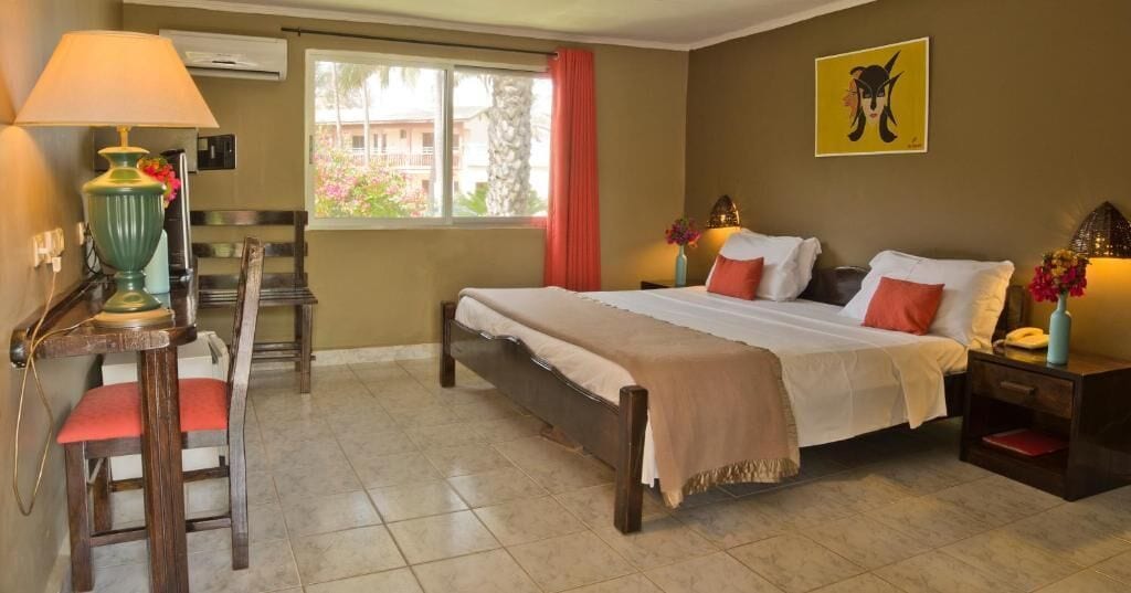 Memory foam beds, in-room safe, desk, WiFi (free)