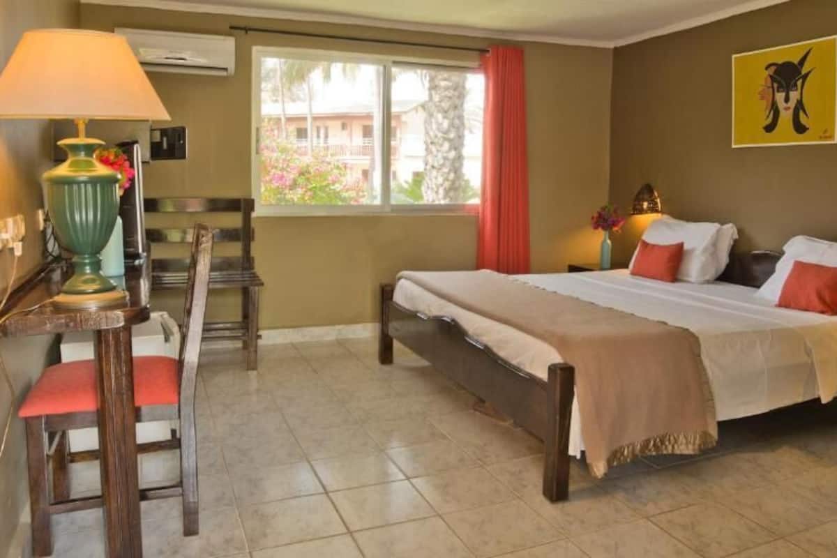 Memory foam beds, in-room safe, desk, WiFi (free)