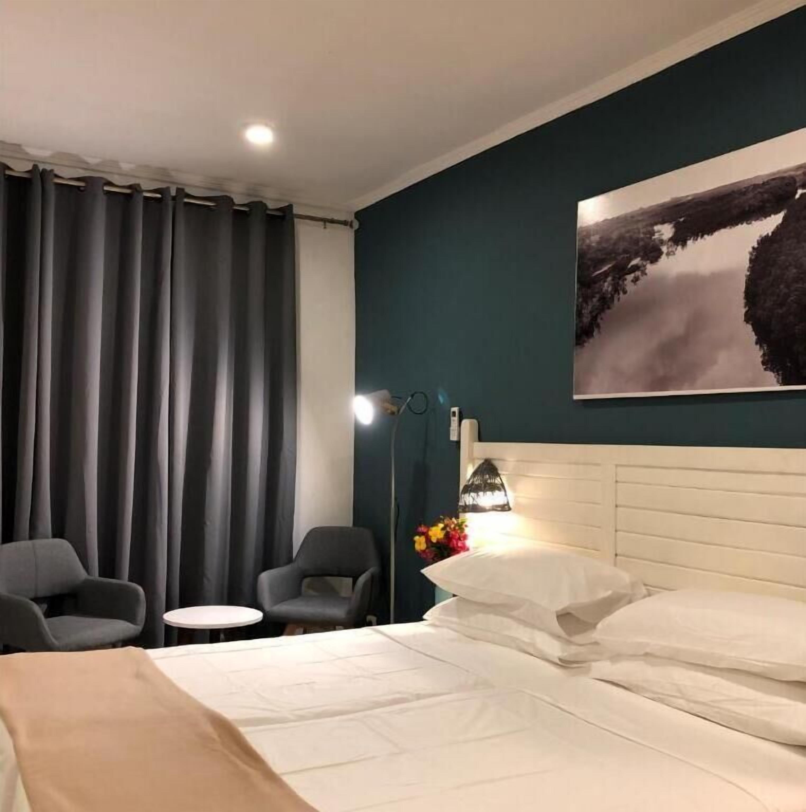 Memory foam beds, in-room safe, desk, WiFi (free)