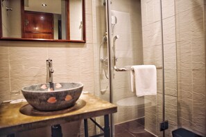 Shower, perlengkapan mandi gratis, pengering rambut, dan handuk