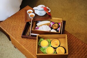 City Delights - Superior Room with Afternoon Tea Set with Free Upgrade | Premium bedding, in-room safe, desk, iron/ironing board - Butterfly on Wellington, Central (Hong Kong)