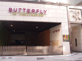 Una fachada con el letrero "BUTTERFLY ON WELLINGTON".