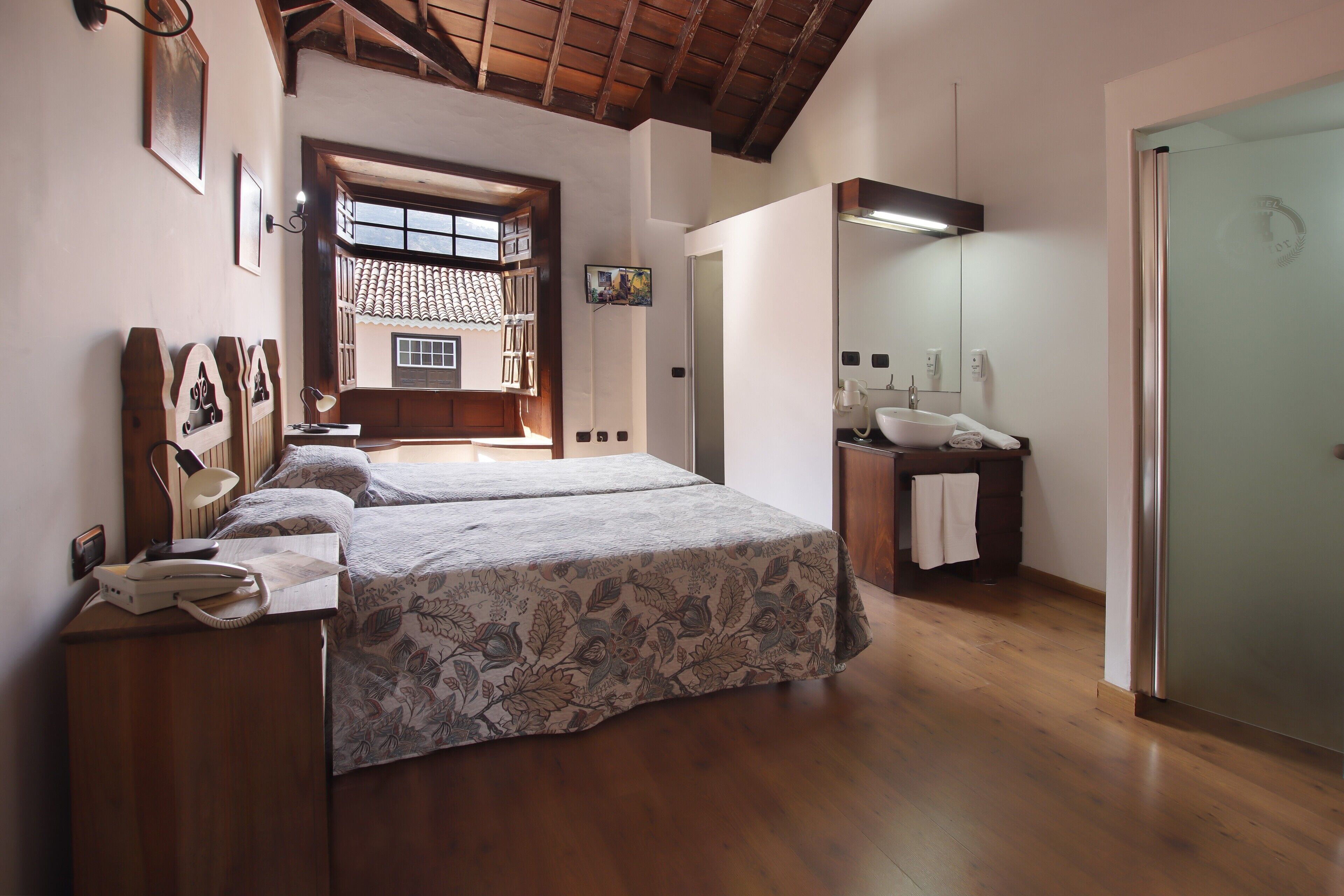 Bureau, rideaux occultants, fer et planche à repasser, draps fournis