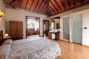 Escritorio, cortinas opacas, tabla de planchar con plancha