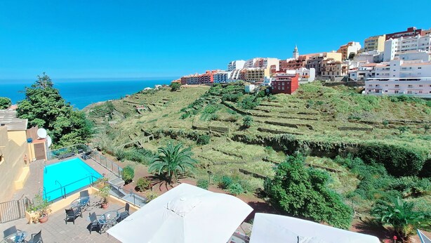 A coastal town with terraced fields, a swimming pool, and a view of the sea. - Hotel Rural Bentor (Los Realejos)