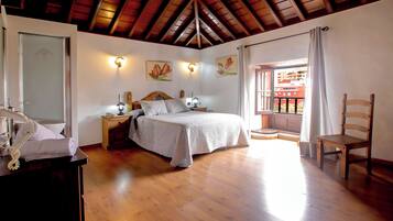 Suite Junior | Una scrivania, tende oscuranti, ferro/asse da stiro, lenzuola