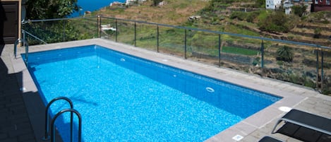 Una piscina al aire libre de temporada