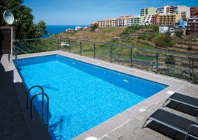 Una piscina al aire libre de temporada