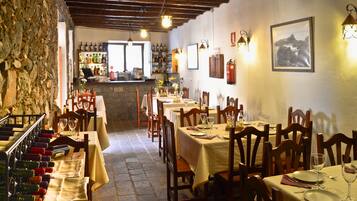 Breakfast, lunch and dinner served