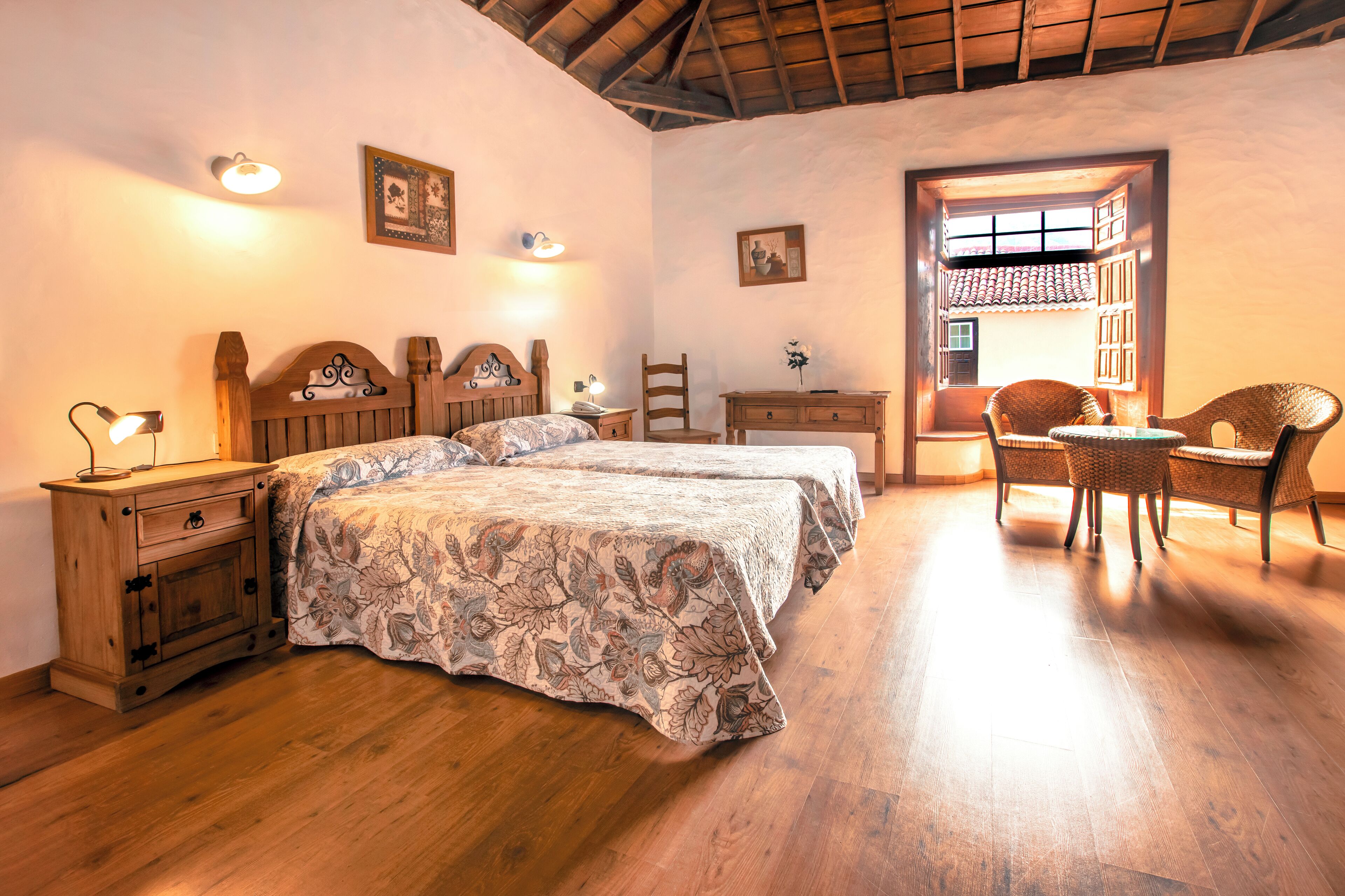 Bureau, rideaux occultants, fer et planche à repasser, draps fournis