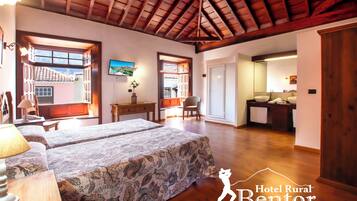 Quarto júnior | Escrivaninha, cortinas blackout, ferros/tábuas de passar roupa