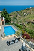 Una piscina al aire libre de temporada