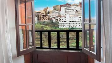 Junior Suite | Desk, blackout drapes, iron/ironing board, bed sheets