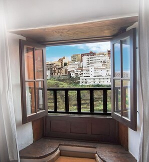 Juniorsvit | Skrivbord, mörkläggningsgardiner, strykjärn/strykbräda och sängkläder