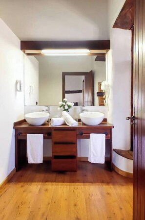 Junior Suite | Bathroom | Shower, free toiletries, hair dryer, towels