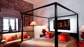 Two Bedroom Mandarin Suite | Caja de seguridad en la habitación y decoración personalizada