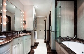 Separate tub and shower, designer toiletries, hair dryer, bathrobes - Divan Cukurhan - Boutique Class (Ankara)