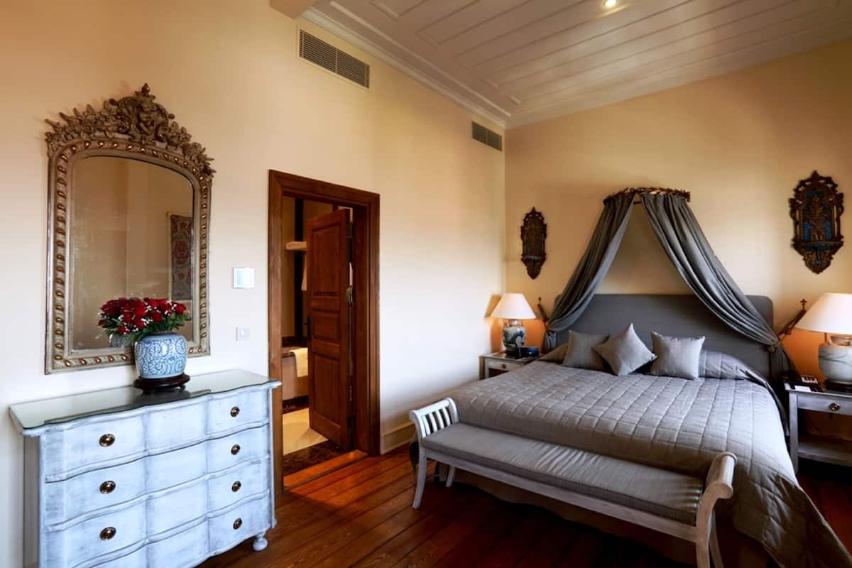 One Bedroom Royal Suite | Caja de seguridad en la habitación y decoración personalizada