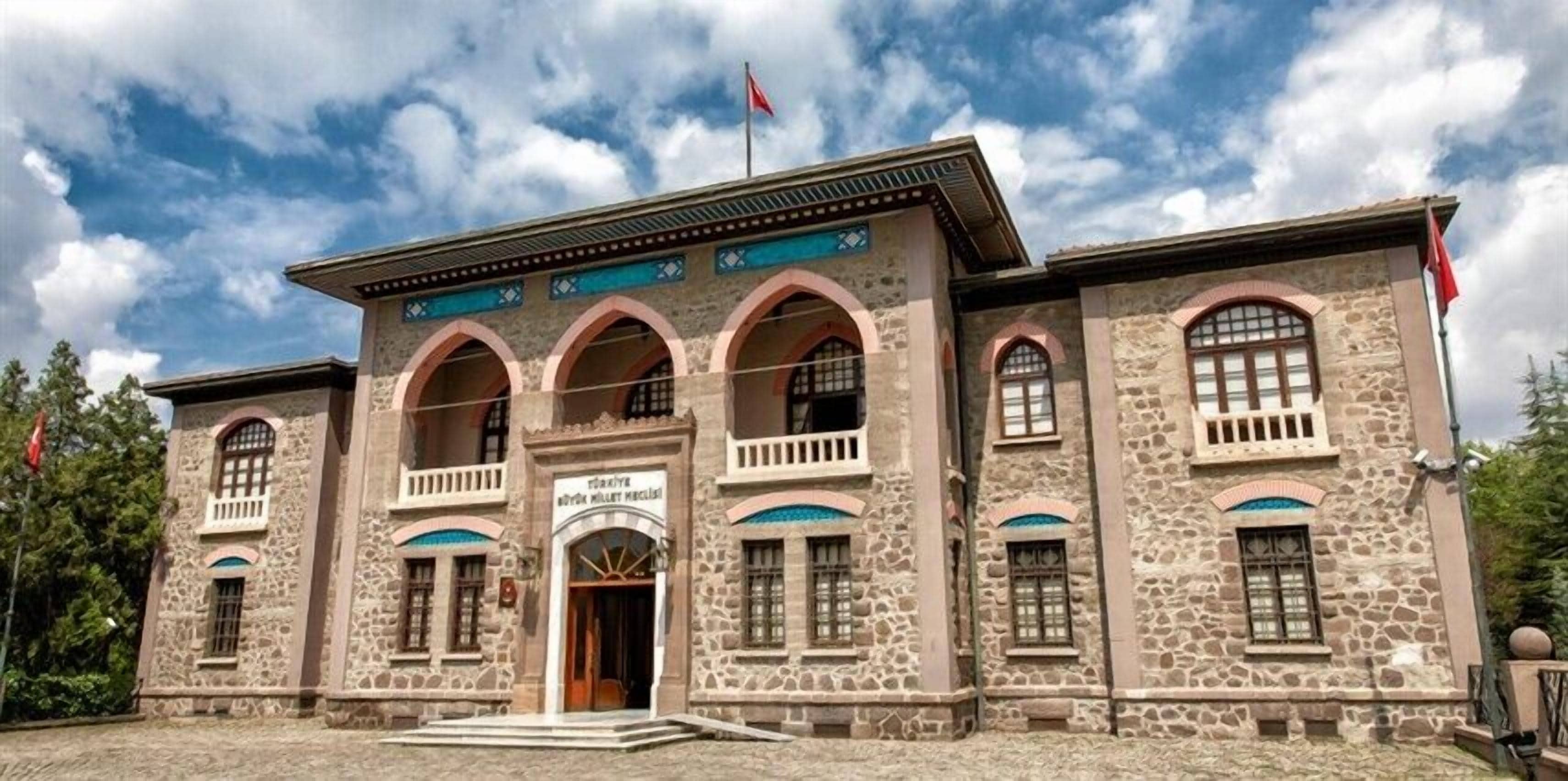 Un edificio de piedra con ventanas de arco y una entrada central.