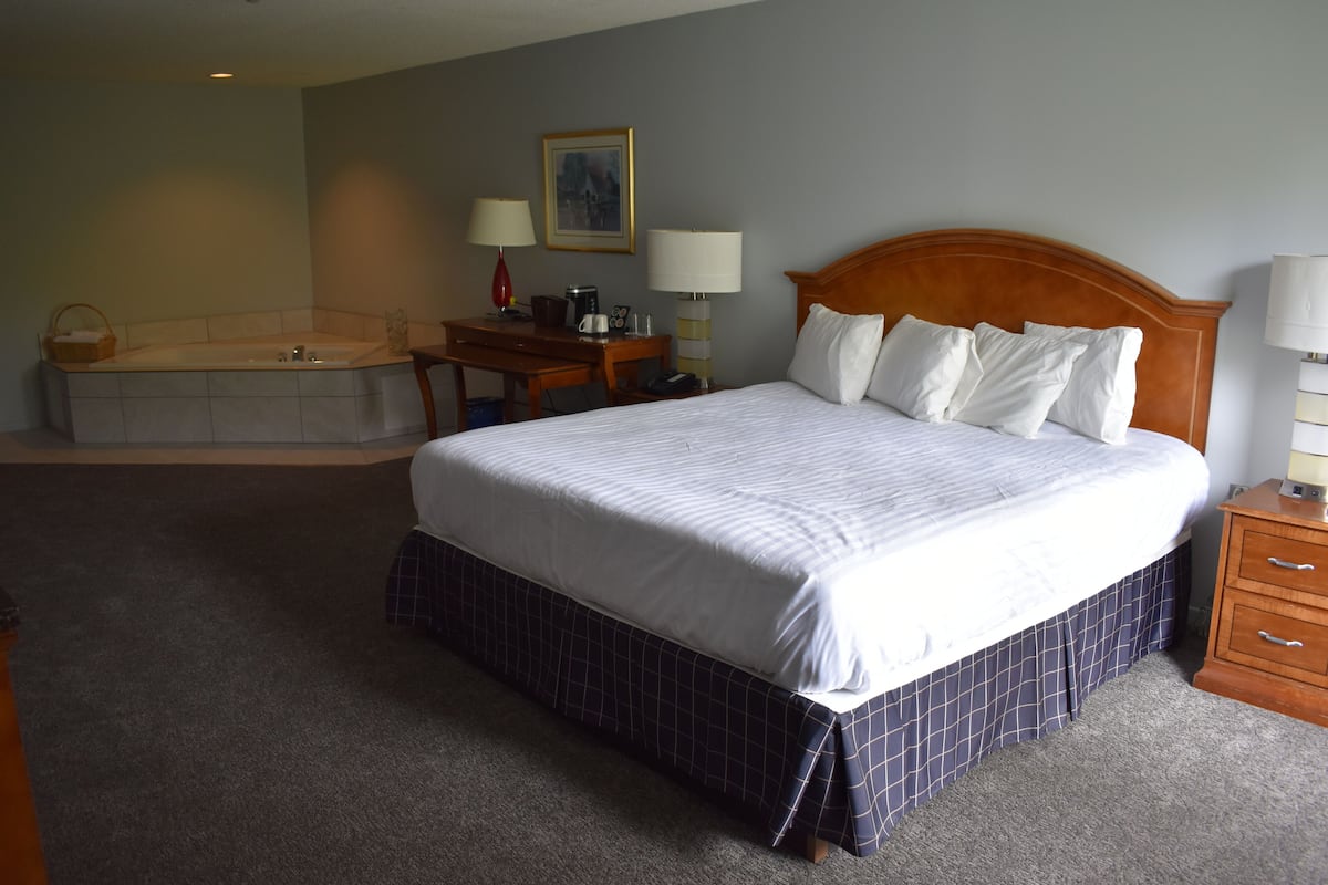 Deluxe kamer, bubbelbad | Een strijkplank/strijkijzer, gratis babybedden, gratis wifi, beddengoed