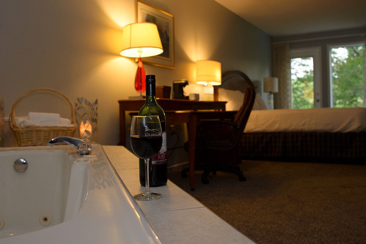 Deluxe Room, Jetted Tub | Iron/ironing board, free cribs/infant beds, free WiFi, bed sheets