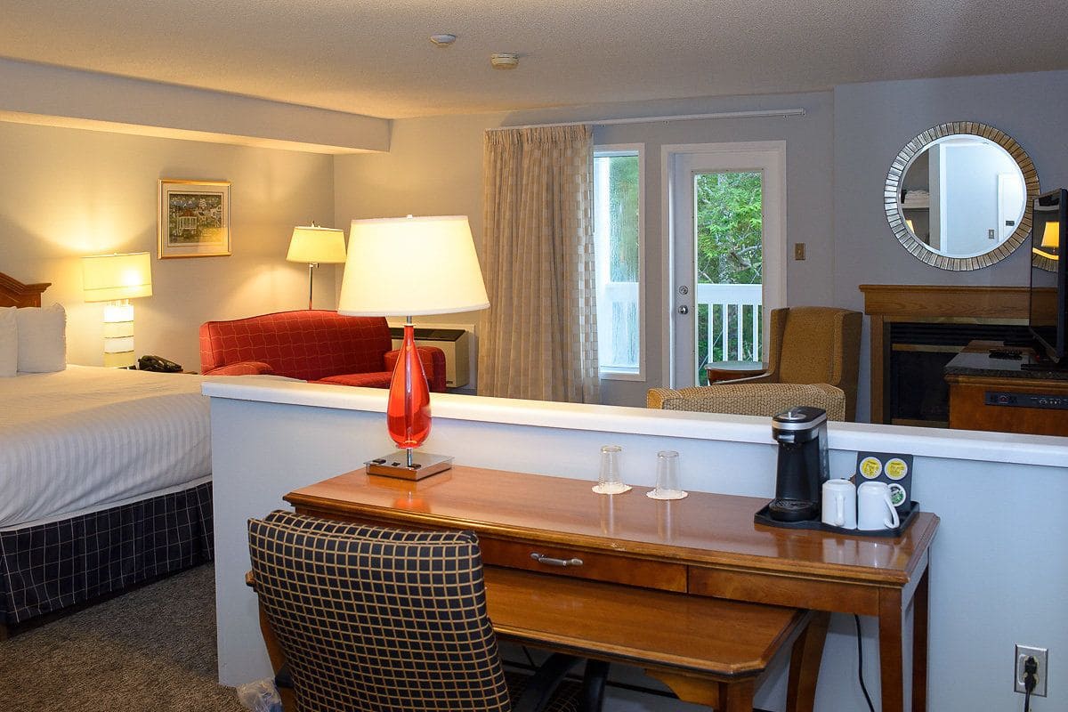 Deluxe kamer, uitzicht op meer | Een strijkplank/strijkijzer, gratis babybedden, gratis wifi, beddengoed