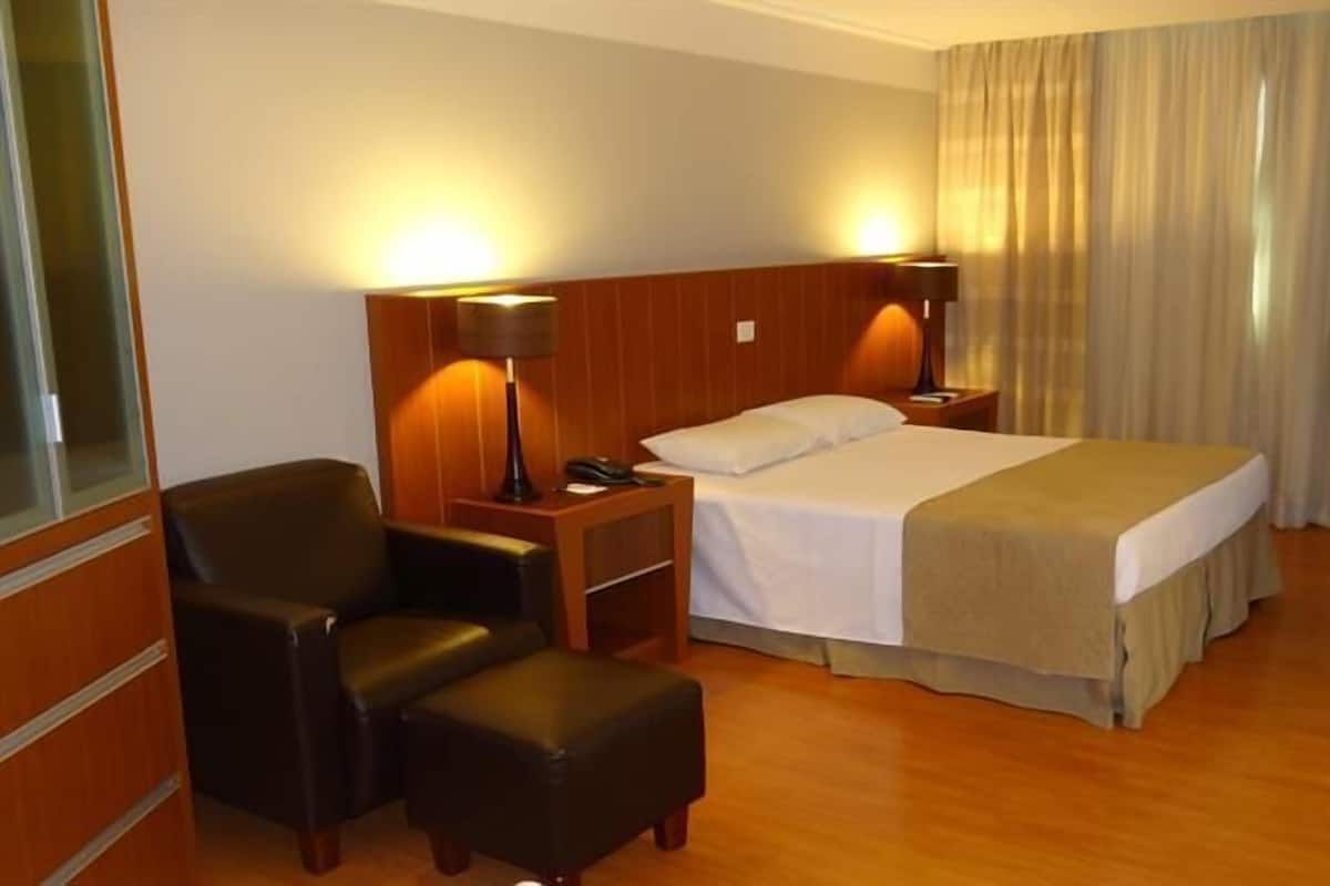 Een minibar, een kluis op de kamer, een bureau, verduisterende gordijnen