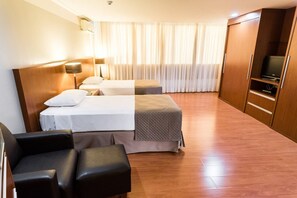 Executive Twin Room | Minibar, in-room safe, desk, blackout curtains - Hotel Boulevard (Londrina)
