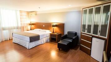 Quarto casal superluxo, 1 cama King | Frigobar, cofres nos quartos, escrivaninha, cortinas blackout