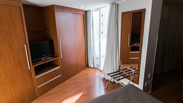 Quarto luxo | Frigobar, cofres nos quartos, escrivaninha, cortinas blackout