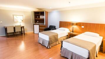 Frigobar, cofres nos quartos, escrivaninha, cortinas blackout