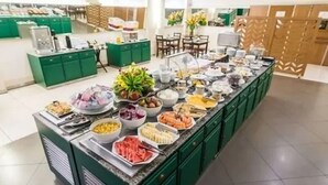 بوفيه فطور مجانًا يوميًا