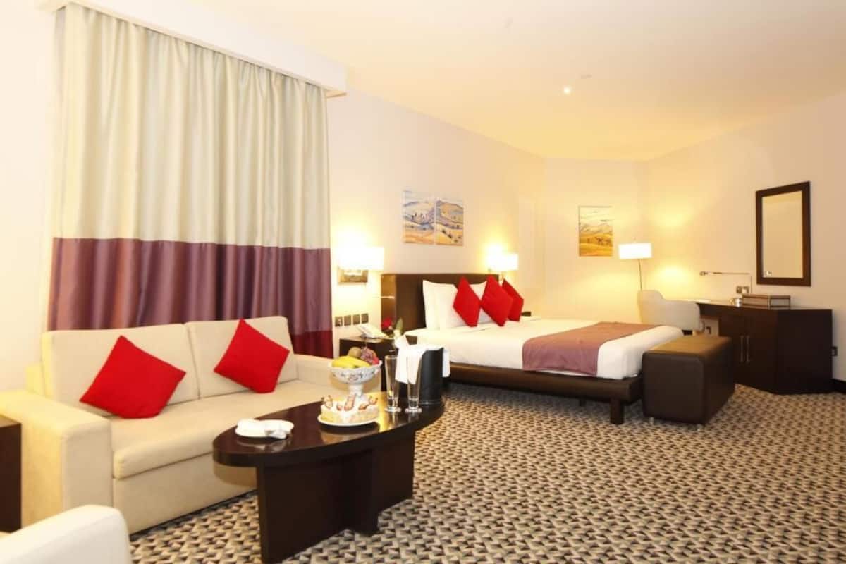 Suíte júnior, 1 cama King e sofá-cama | Roupas de cama premium, frigobar, cofres nos quartos, escrivaninha