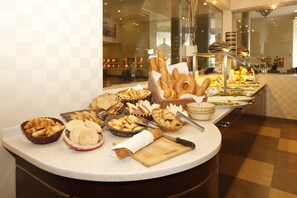 Breakfast, lunch and dinner served  - Golden Tulip Hail (Ha'il)