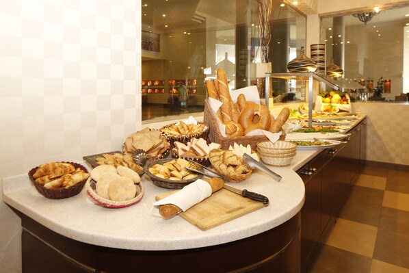 Petit déjeuner, déjeuner et dîner servis sur place