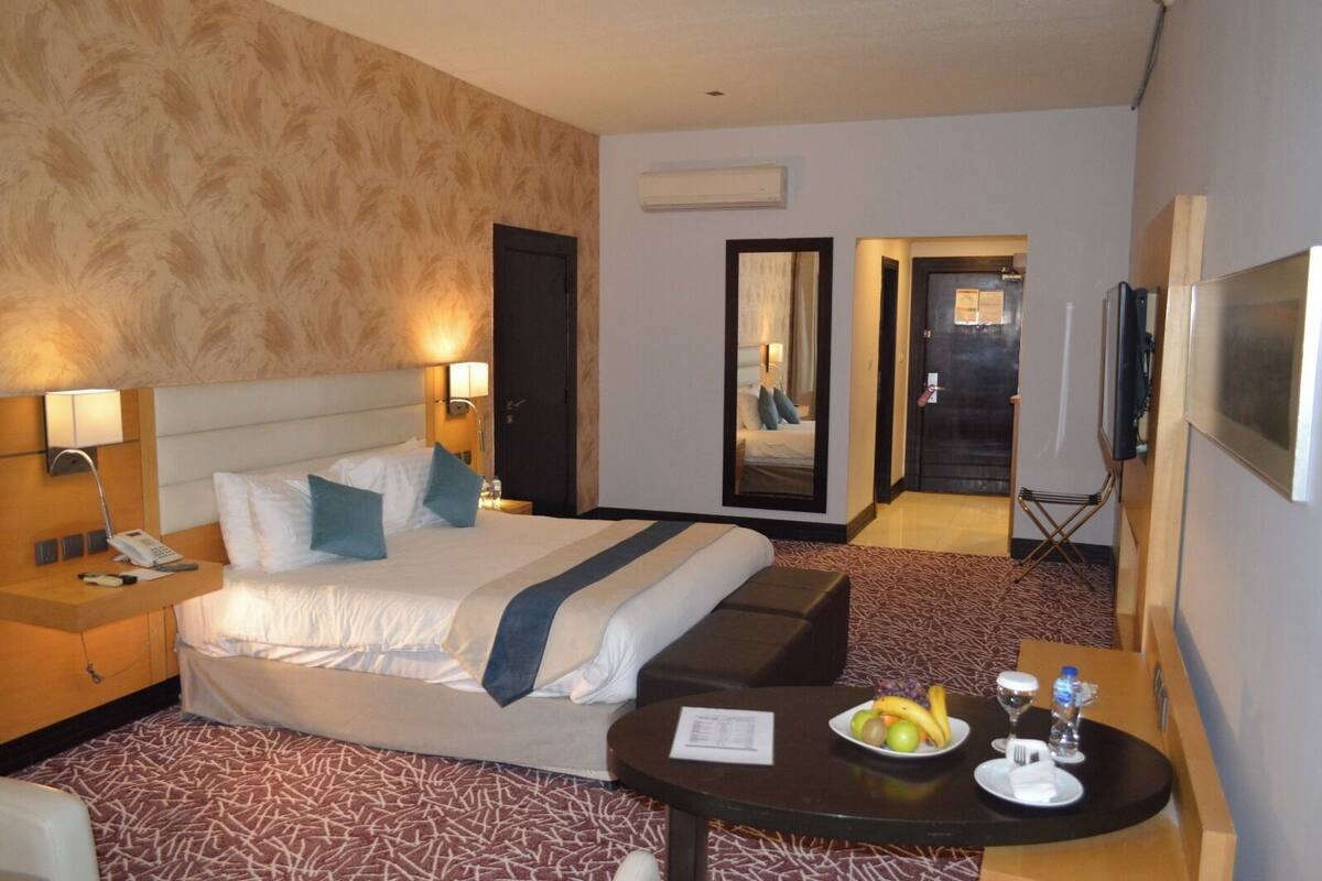 Roupas de cama premium, frigobar, cofres nos quartos, escrivaninha