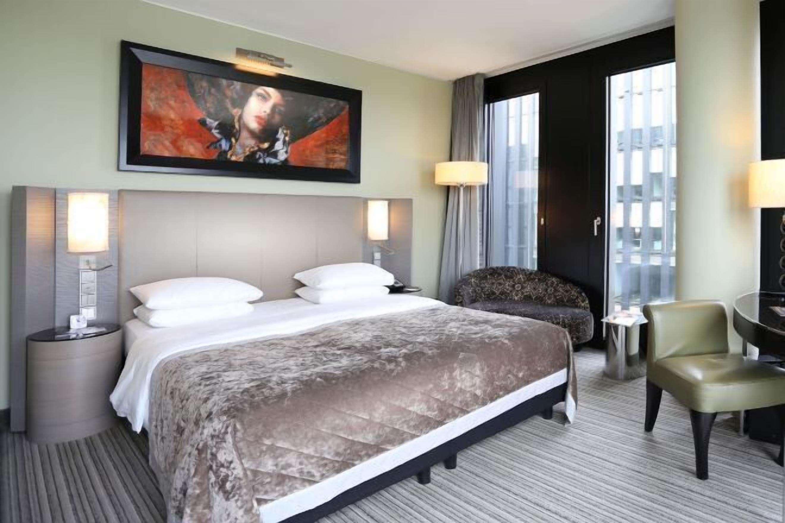 Allergitestet sengetøy, dundyner, safe på rommet og skrivebord