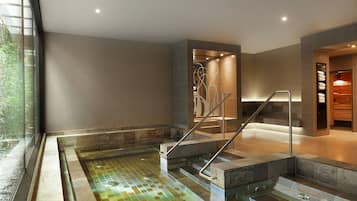 Indoor spa tub