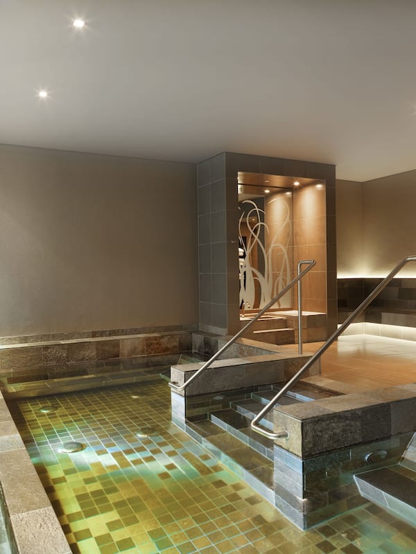 Indoor spa tub