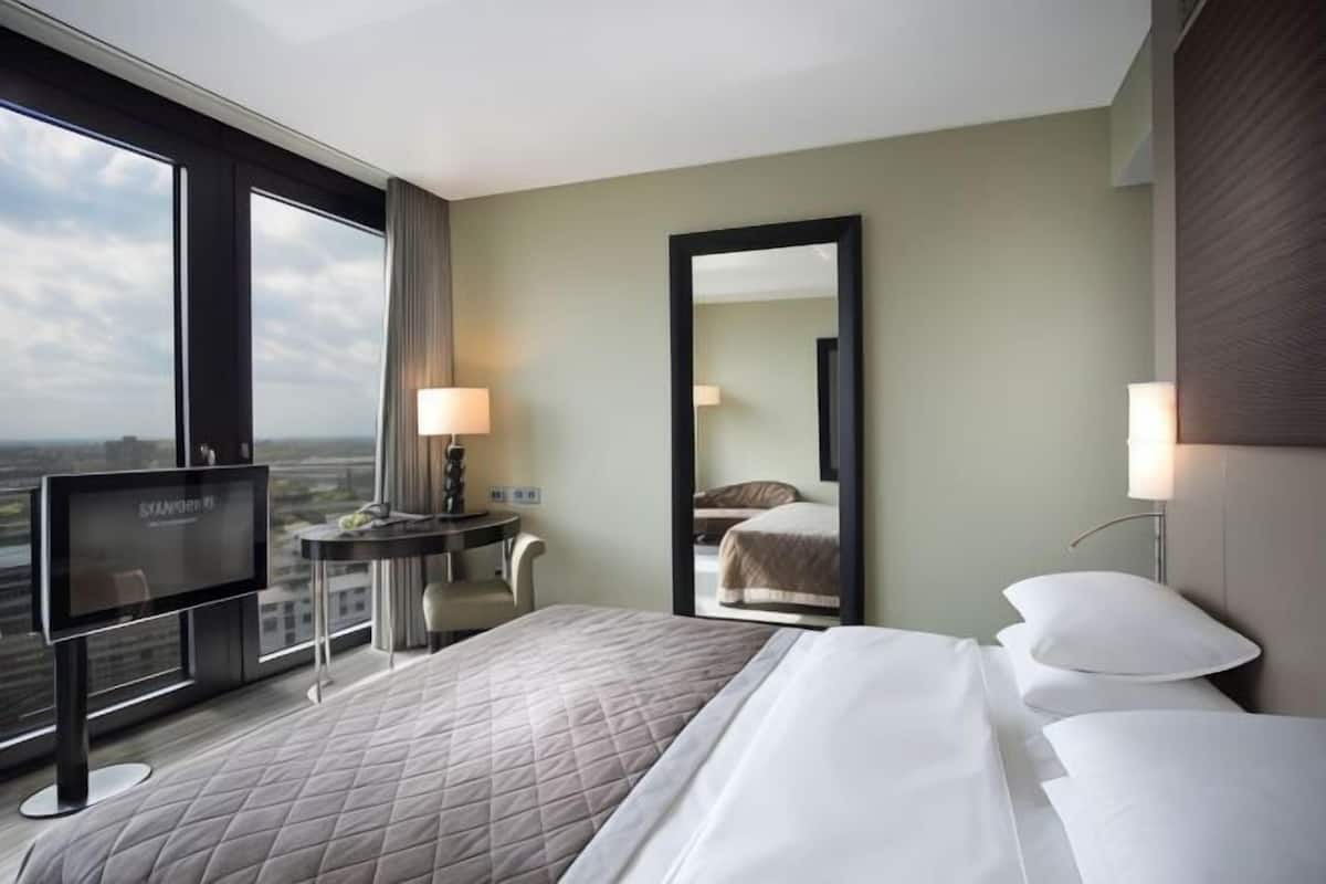 Hypo-allergenic bedding, down duvets, in-room safe, desk
