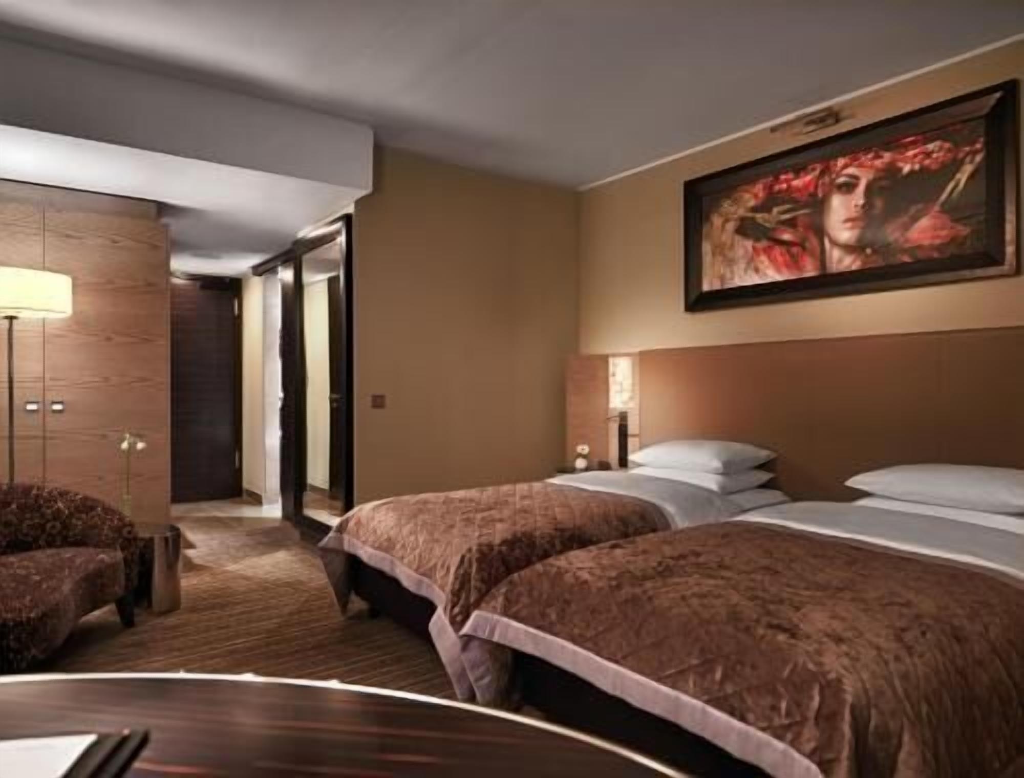 Hypo-allergenic bedding, down duvets, in-room safe, desk