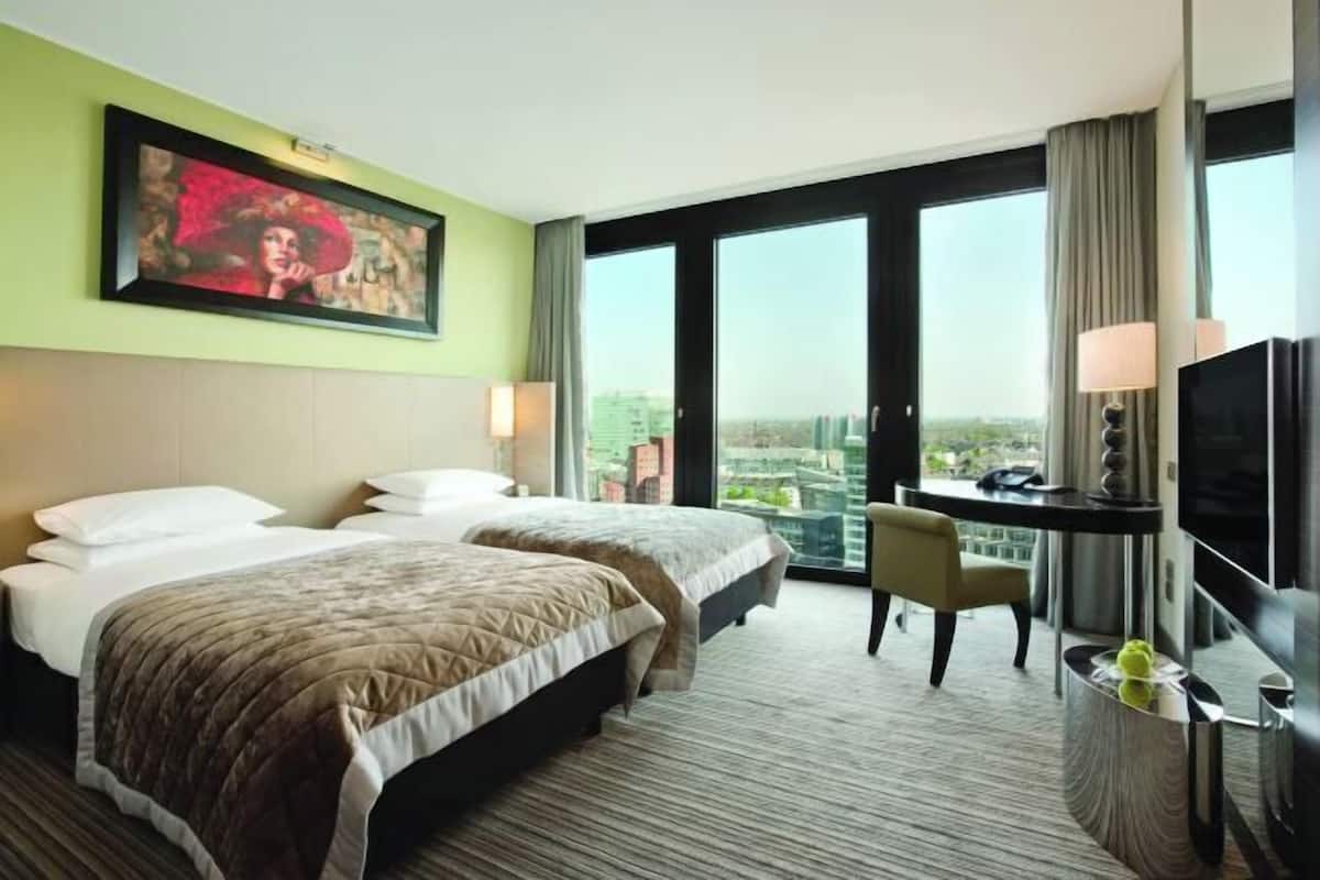 Hypo-allergenic bedding, down duvets, in-room safe, desk