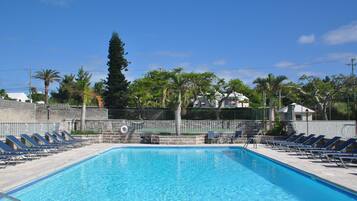 Piscina externa, guarda-sóis, espreguiçadeiras